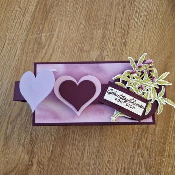 Eine Verpackung der Umarmung - zum Geburtstag - Brombbermousse/ Fresienlila